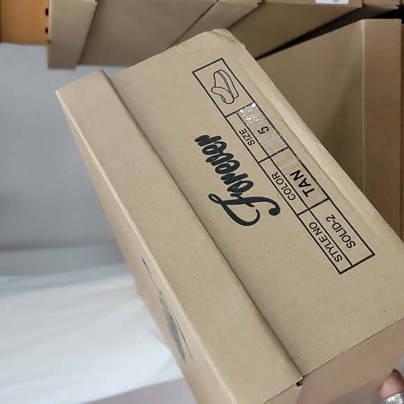 NEW IN BOX hUGG slippers fur boots fur booties - Picture 5 of 5